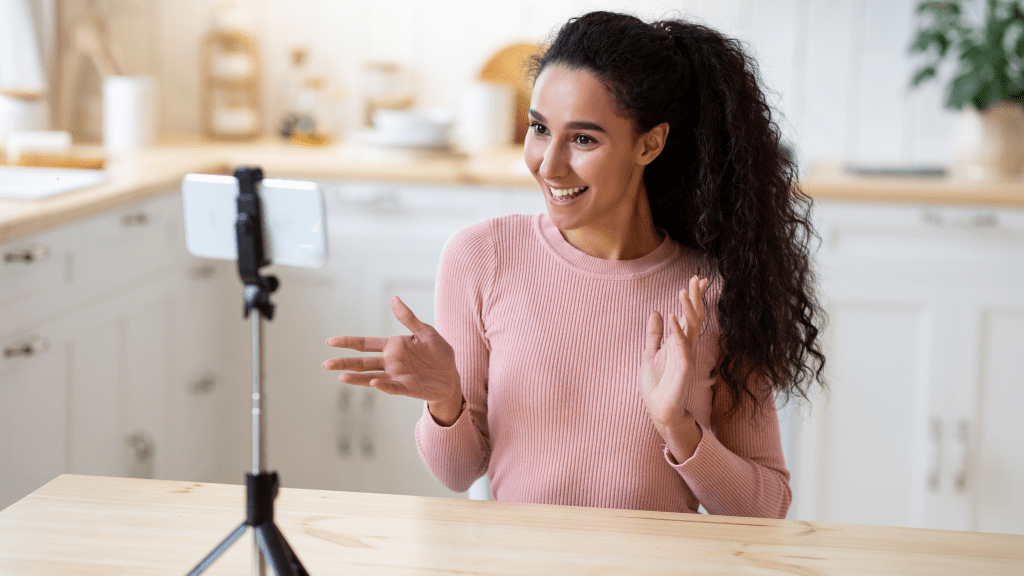 mujer grabandose ante la cámara para practicar sentirse más segura y relajada al hablar en redes sociales