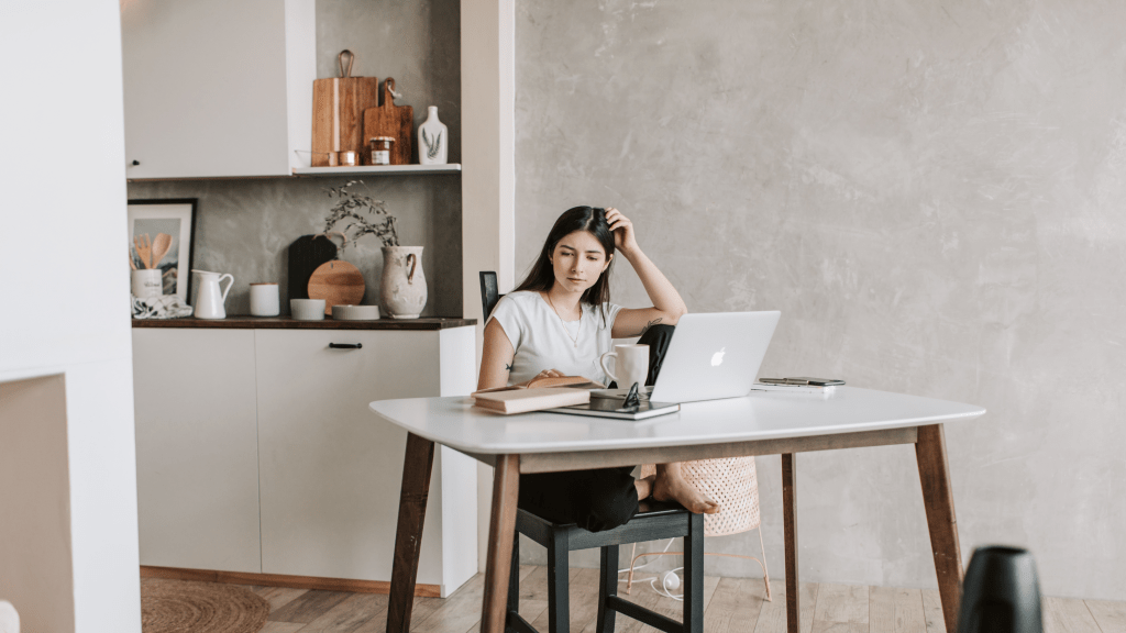 mujer emprendedora creando contenido en redes sociales respetando su ritmo sabiendo que emprender no es una carrera si no un proceso