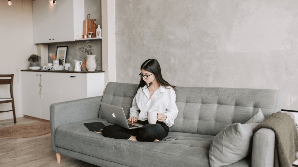 mujer disfrutando de crear contenido patra redes sociales para su nueva contribucion negocio y emprendimiento