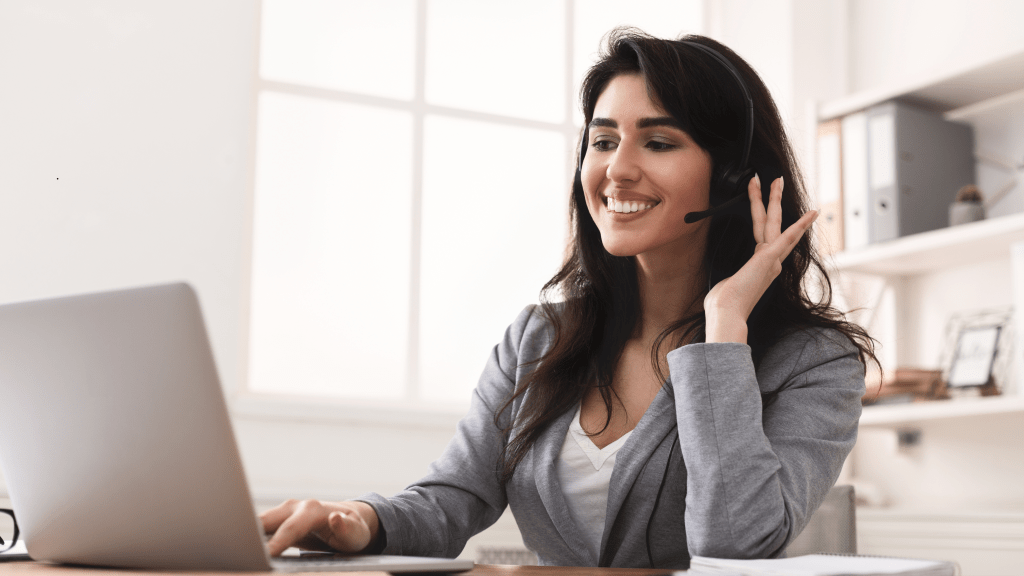 mujer hablando con sus clientas en linea acerca de su nuevo emprendimiento con seguridad y confianza