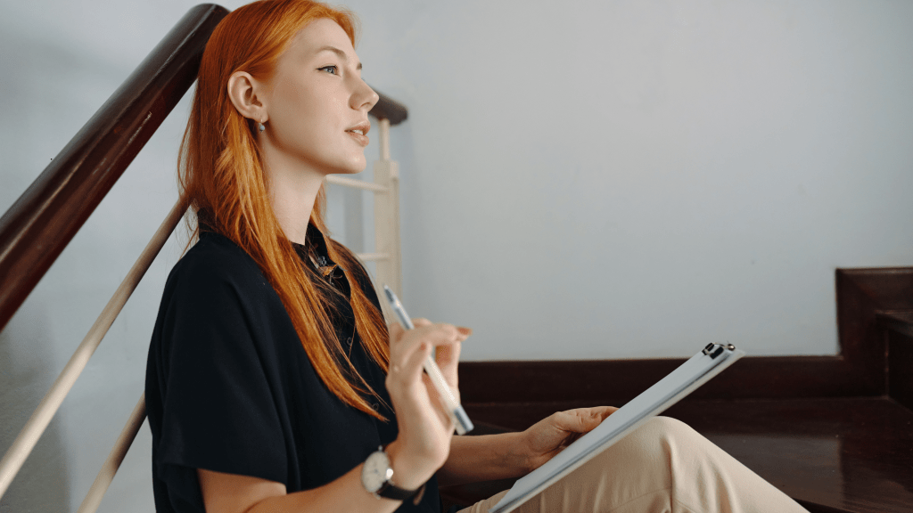 mujer reconociendo que su valor no depende de el número de seguidores en redes sociales