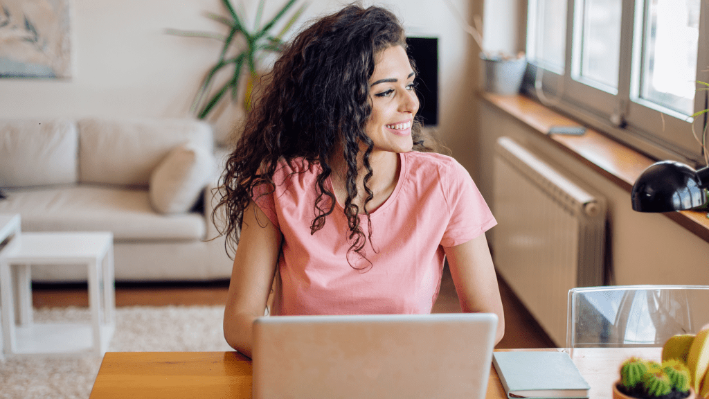 mujer auténtica que se muestra al mundo sin máscara sabiendo que ser ella es lo que más la conecta a sus clientas en su emprendimiento