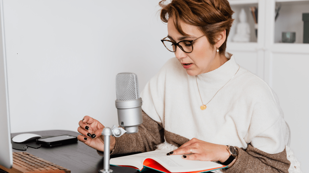 Mujer emprendedora reflexionando sobre su historia de vida para desarrollar una voz auténtica y una marca personal con propósito.