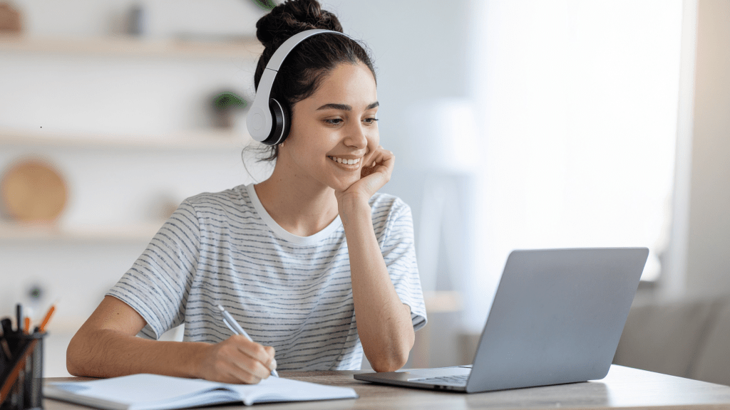 Mujer emprendedora creando contenido estratégico y mensaje claro para su marca personal basada en su historia.