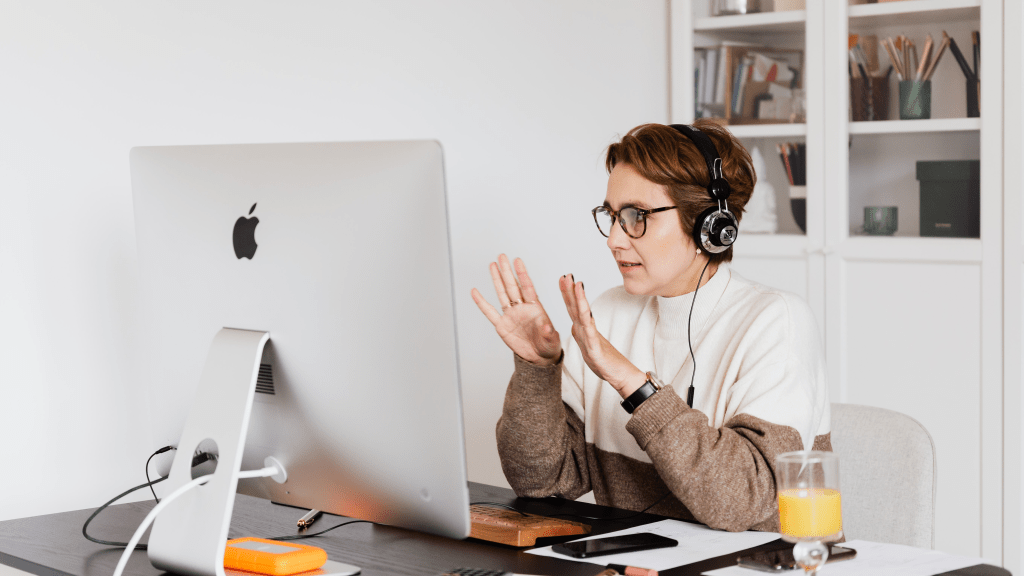 Emprendedora trabajando con claridad en su marca personal, definiendo a quién ayuda y qué transformación ofrece, representando el crecimiento consciente.