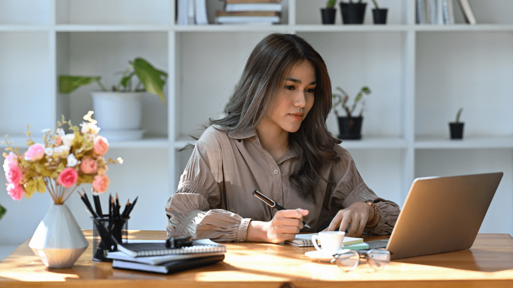 Mujer emprendedora planificando su propuesta de valor y solución estratégica para sus clientes ideales, mostrando claridad, propósito y contribución.